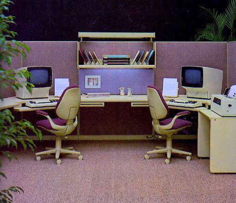 La fotografia rappresenta un ufficio arredato in stile anni '80 e mostra visivamente come erano le scrivanie e gli ambienti di cui parlo nell'articolo,  in cui sono comparsi i primi personal computer.