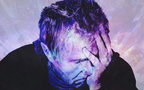 La fotografia mostra un uomo che sta soffrendo per simboleggiare gli effetti negativi che l'uso sbagliato delle tecnologie può causare, di cui parla il testo.